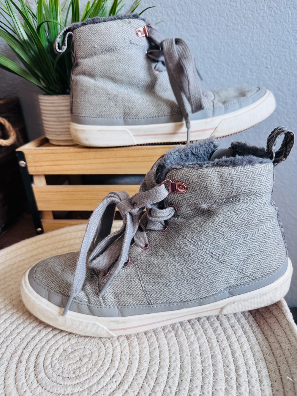 ROXY sherpa lined hightop sneakers grey size 9